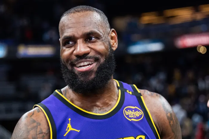 勒布朗·詹姆斯（LeBronJames）以18个季后赛赛季追平卡里姆和邓肯，接近历史纪录。